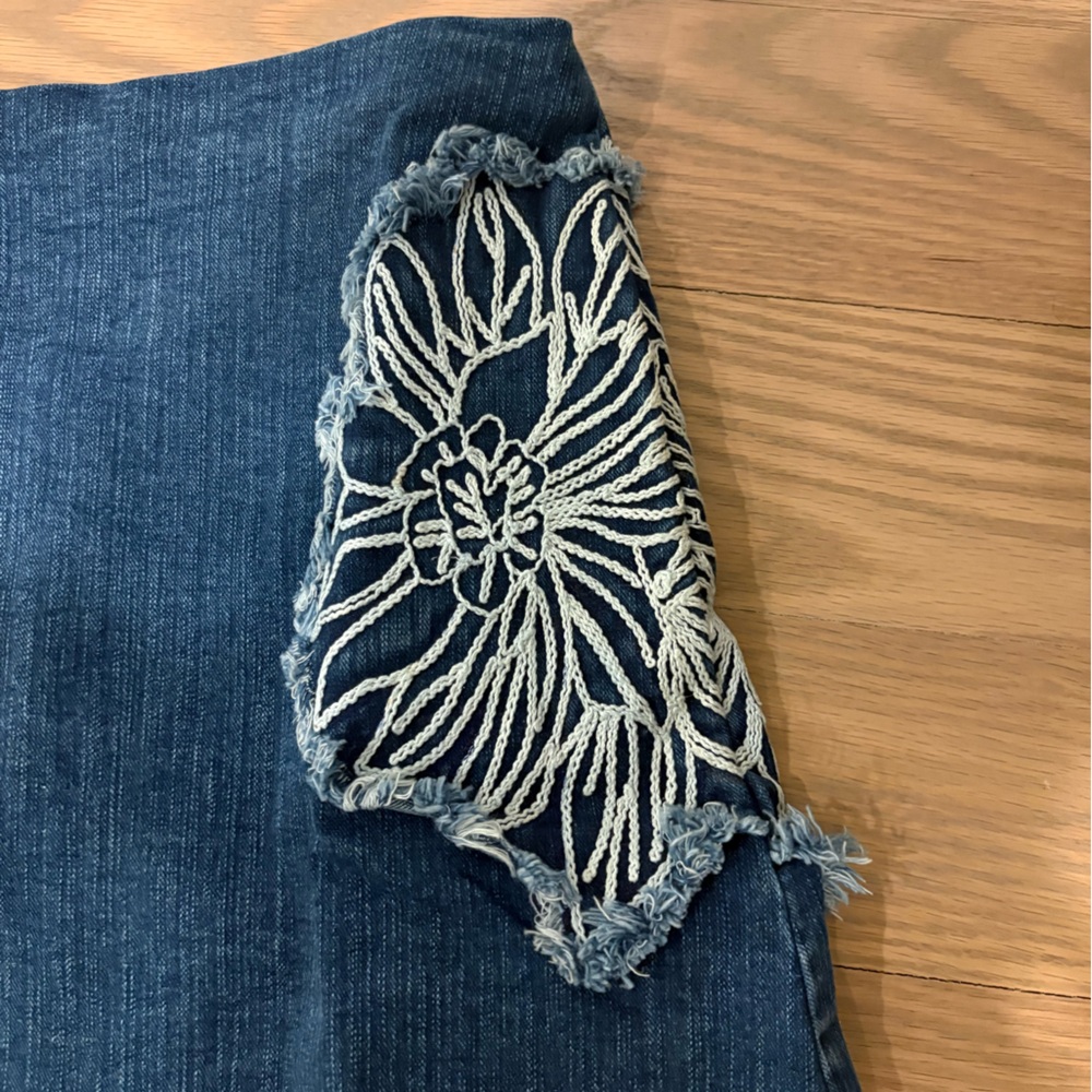 ❌SOLD OUT ❌Maeve Denim Mini Skirt with White Floral Appliqué size medium - Picture 2 of 9